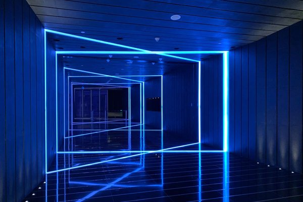 Quelles techniques pour débuter dans la création d'installations lumineuses ?